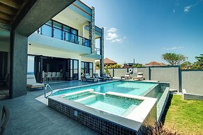 Luxury Oceanfront Villa Fully Staffed