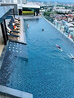 Great Location With Infinity Pool -central Pattaya