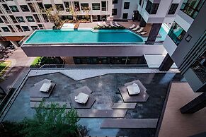 Great Location With Infinity Pool -central Pattaya