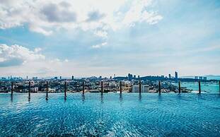Great Location With Infinity Pool -central Pattaya