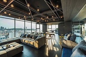 Great Location With Infinity Pool -central Pattaya