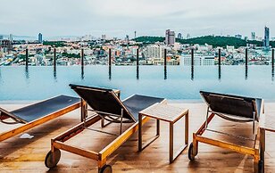 Central Pattaya - Infinity Pool Condo Pattaya View