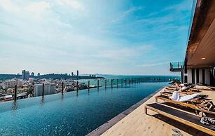 Central Pattaya - Infinity Pool Condo Pattaya View