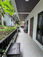 Tok Little Hut
