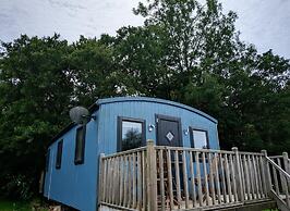 Tranquil Cabin Retreat- Sleeps 2, Parking