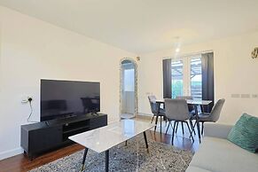 Manchester 3-beds, Sleeps 6 With On-site Parking