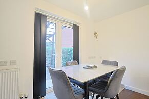 Manchester 3-beds, Sleeps 6 With On-site Parking