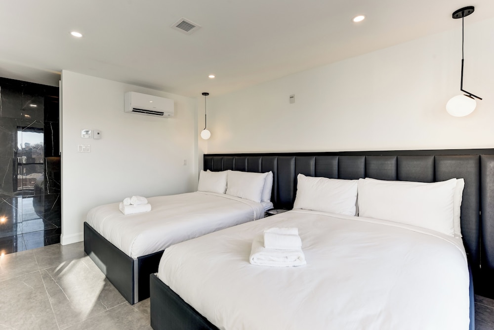 CLUBHAUS Hotel