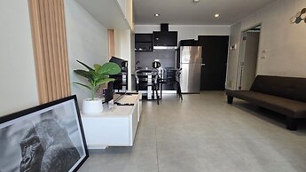 Bright & Breezy -1BR T1 211