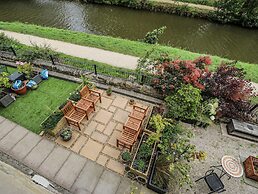 Canal View Apartment