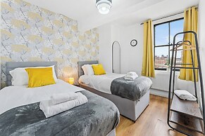 3 Bed Flat - Sleeps 8 - Parking - Wifi