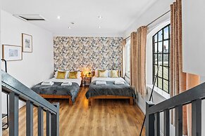 3 Bed Flat - Sleeps 8 - Parking - Wifi