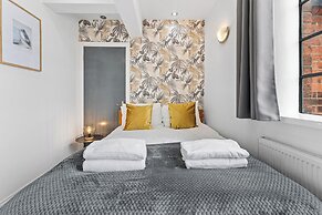 3 Bed Flat - Sleeps 8 - Parking - Wifi