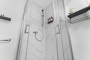 3 Bed Flat - Sleeps 8 - Parking - Wifi