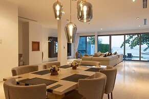 Beachfront Villa 3BR Infinity Pool V38