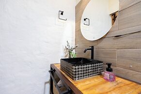 Roots Eco House