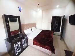 Hotel M-E-T-R-O Regency Lucknow