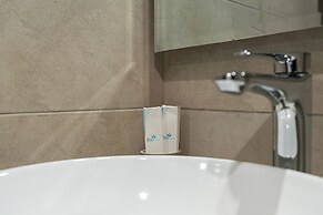 Lux BnB Aykon Tower