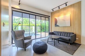 2BR with Pool & Garden Near Beach V242