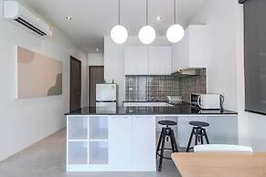 2BR with Pool & Garden Near Beach V242