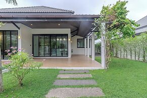 2BR with Pool & Garden Near Beach V242