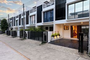 Spacious 3bd Townhouse in Laguna park