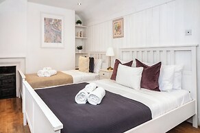 Spacious 3BR 2BA Flat in Central Soho