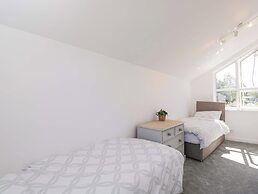 6 Newbridge Gardens