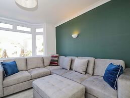 6 Newbridge Gardens