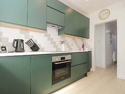 6 Newbridge Gardens