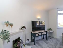6 Newbridge Gardens
