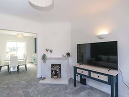6 Newbridge Gardens