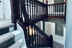 Lodge - Sleeps 18, pet Friendly & Free Parking