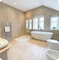 Lodge - Sleeps 18, pet Friendly & Free Parking