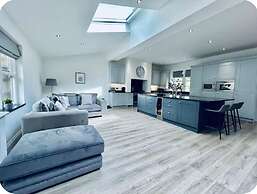 Lodge - Sleeps 18, pet Friendly & Free Parking