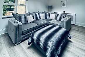 Lodge - Sleeps 18, pet Friendly & Free Parking