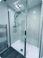 Lodge - Sleeps 18, pet Friendly & Free Parking