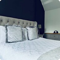 Lodge - Sleeps 18, pet Friendly & Free Parking