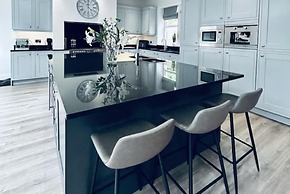 Lodge - Sleeps 18, pet Friendly & Free Parking