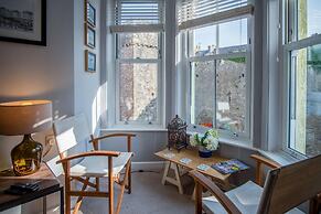 Beachcomber Seaside Apartment - 2 Bedroom - Tenby