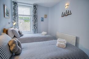 Beachcomber Seaside Apartment - 2 Bedroom - Tenby