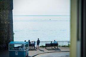 Beachcomber Seaside Apartment - 2 Bedroom - Tenby