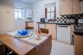 Beachcomber Seaside Apartment - 2 Bedroom - Tenby
