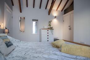 The Old Stables - 3 Bedroom Cottage - Angle