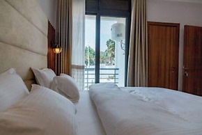 Tranquil Point Residence