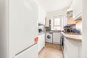 Cosy and Bright 3-Bedroom Flat