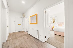 Cosy and Bright 3-Bedroom Flat