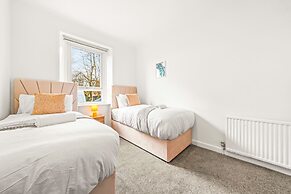 Cosy and Bright 3-Bedroom Flat