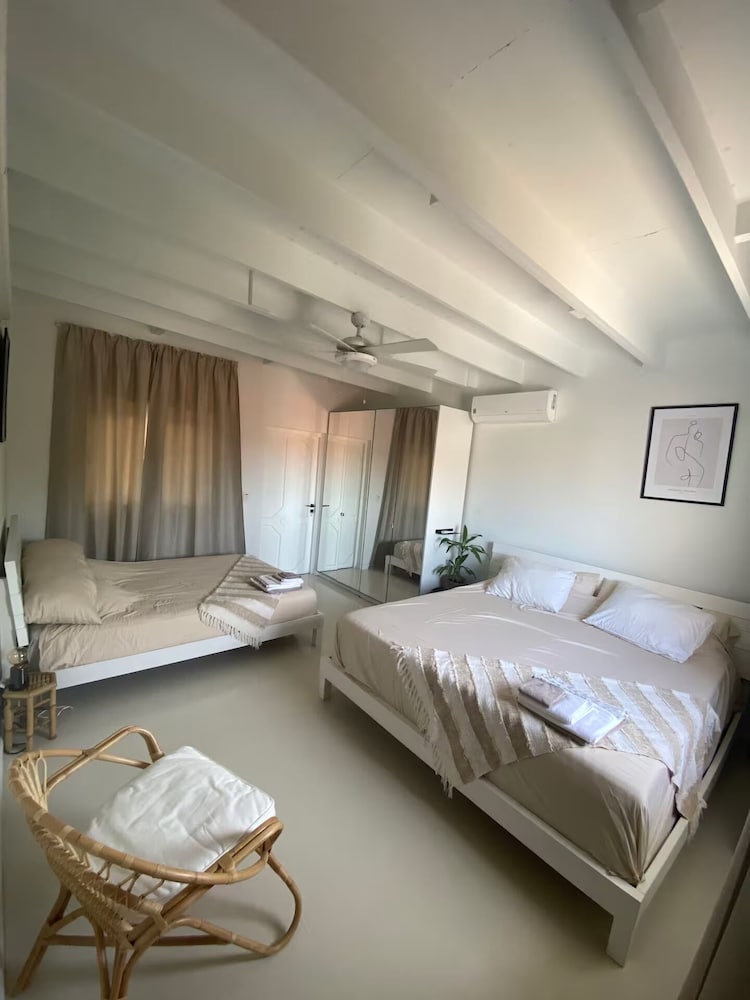Palm Beach Vacaysuites - Coconut Suite - Top Floor