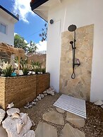 Palm Beach Vacaysuites - Coconut Suite - Top Floor